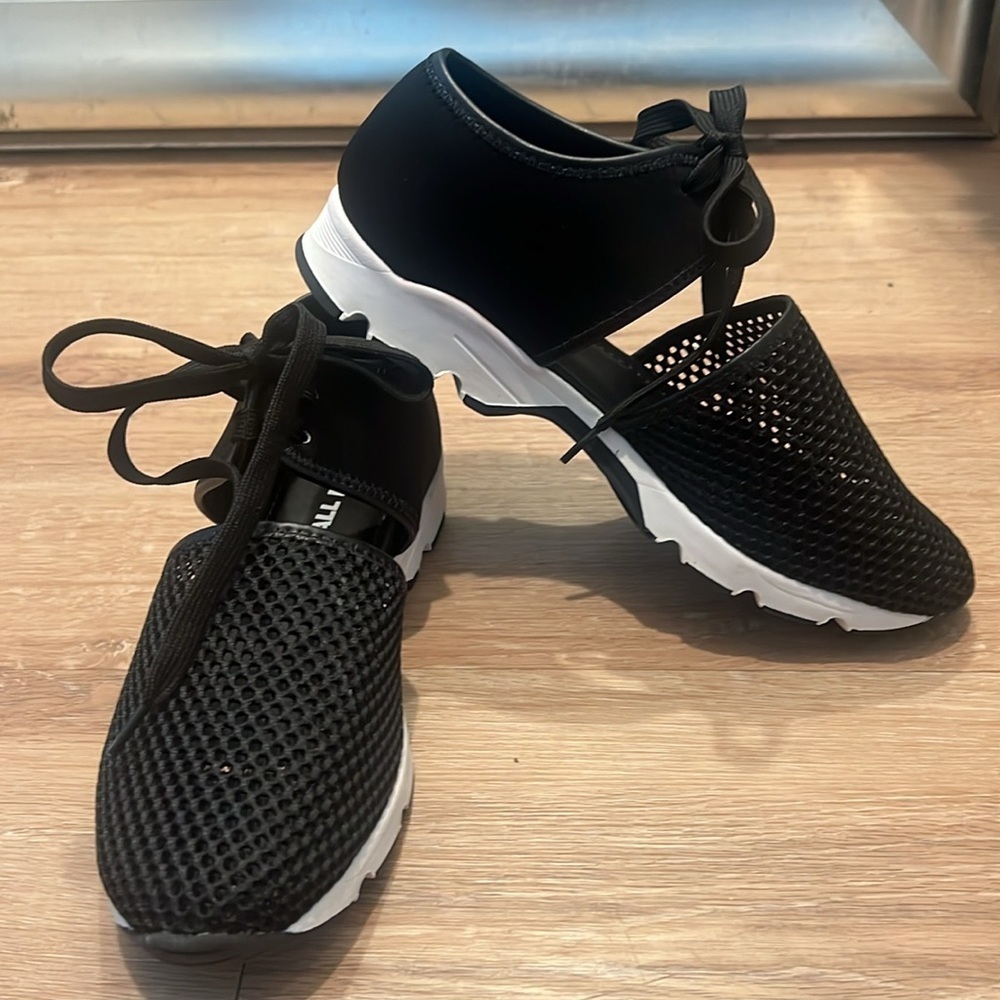 All Black Amazing Mesh Sneakers, Black, Sz 40, EUC - Picture 3 of 10